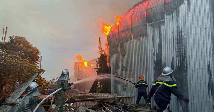 Hơn 100 người xuyên đêm khống chế cháy rừng ở Đà Nẵng - Ảnh 3.