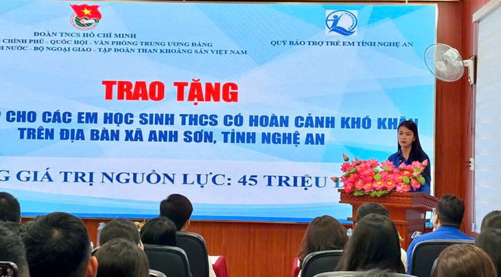 Tuổi trẻ các cơ quan Trung ương tặng xe đạp cho học sinh khó khăn tại Nghệ An - Ảnh 2.