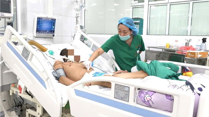 Gà mổ vào gót chân khiến cụ ông nguy kịch- Ảnh 3.