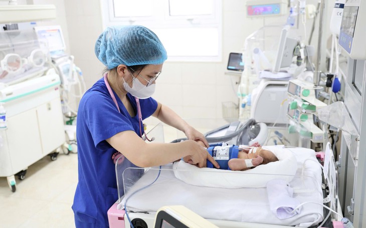 Cứu một trẻ sơ sinh bị dị tật hở thành bụng, ruột lòi ra ngoài- Ảnh 3.