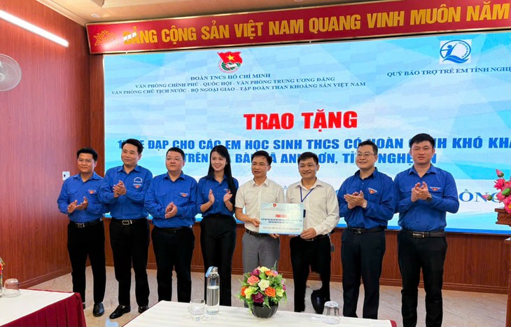 Tuổi trẻ các cơ quan Trung ương tặng xe đạp cho học sinh khó khăn tại Nghệ An - Ảnh 1.