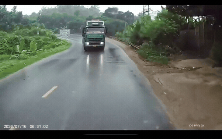 Video vụ xe đầu kéo lấn làn gây tai nạn ở Thái Nguyên khiến 11 người bị thương- Ảnh 2.