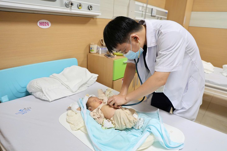 Hạ thân nhiệt xuống 33,5 độ C cứu trẻ ngạt nặng sau sinh- Ảnh 3.