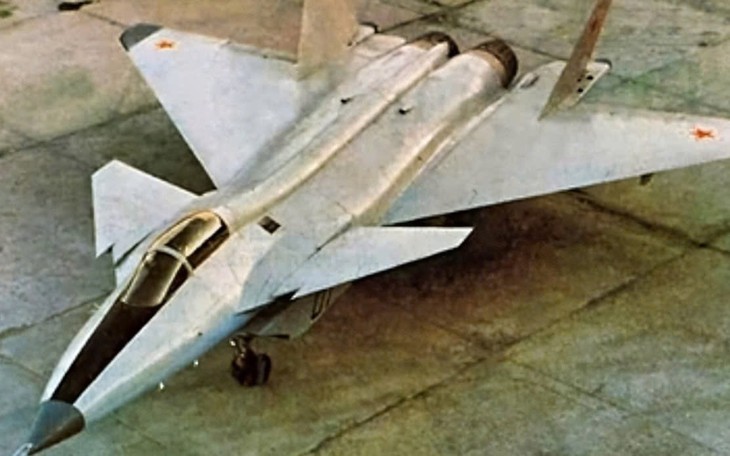 Tiêm kích F-22 Raptor Mỹ xuất hiện với cấu hình 'thợ săn tàng hình'- Ảnh 2.