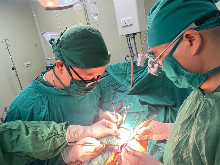 Phẫu thuật bắc cầu động mạch bằng tĩnh mạch tự thân cứu hai chi cho người bệnh- Ảnh 1.