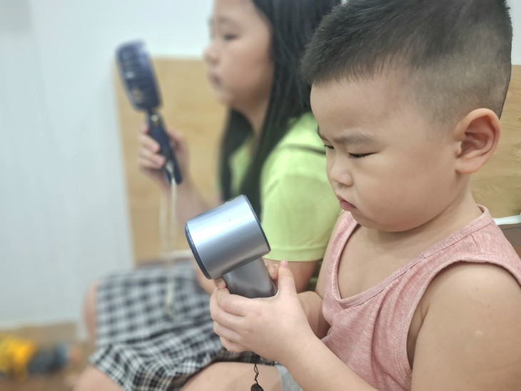 Có mẫu quạt mini bán hơn 8.000 chiếc, sức mua tăng mạnh giữa mùa nắng nóng- Ảnh 1.