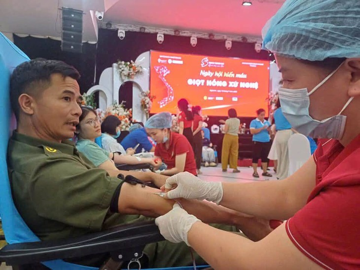 Hàng nghìn người chung tay hiến máu, lan tỏa nghĩa cử cứu người ở xứ Nghệ- Ảnh 3.
