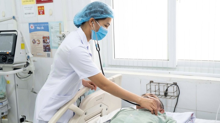 Cấp cứu đồng thời hai bệnh nhân nguy kịch tại Cô Tô- Ảnh 2.