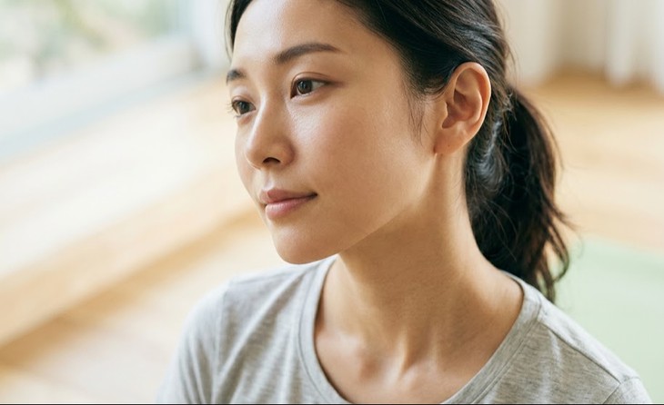 6 bài tập yoga cho khuôn mặt giúp làm săn chắc đường viền hàm - Ảnh 1.