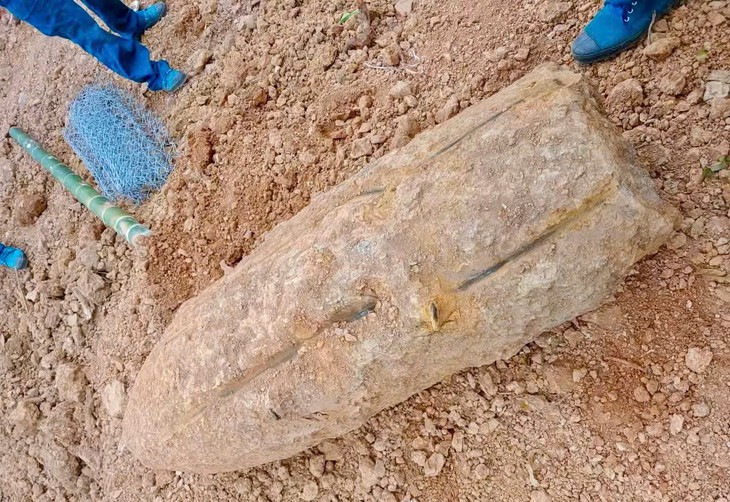 Bom 350kg còn nguyên kíp nổ lộ ra khi đào móng nhà- Ảnh 1.