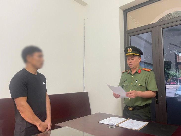 Dùng dao bầu đâm bố vợ, người đàn ông bị khởi tố- Ảnh 1.