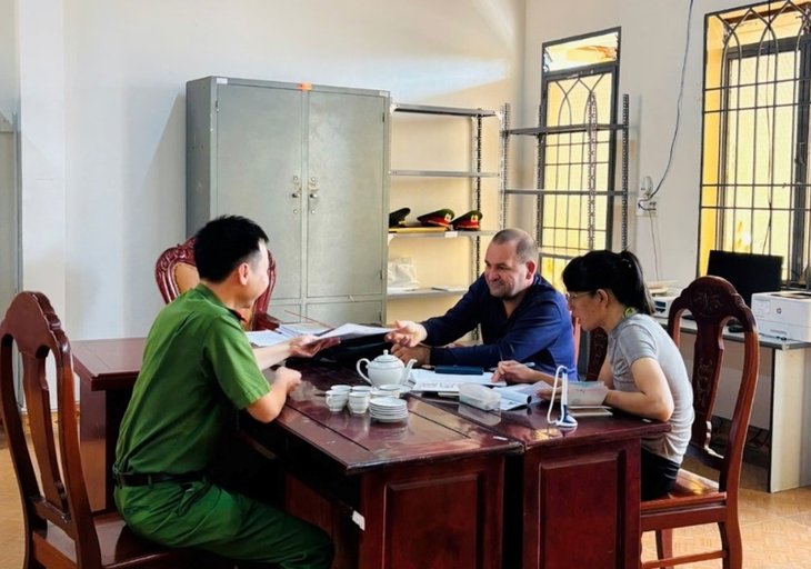 Chủ nhà trọ, khách sạn có người nước ngoài tạm trú qua đêm cần nắm rõ quy định mới này - Ảnh 1.
