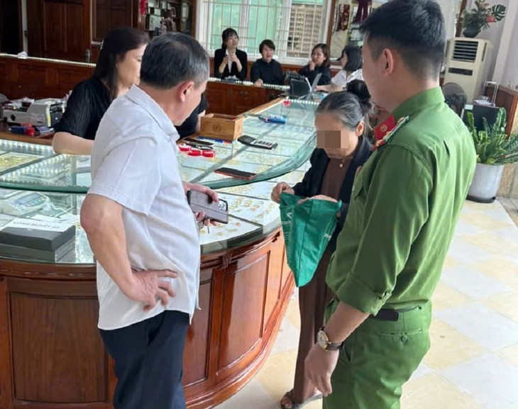 Cụ bà 70 tuổi đi bán 19 chỉ vàng vì tin lời 'công an'- Ảnh 1.