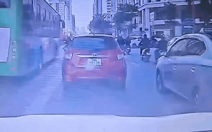 Clip tai nạn ở Hà Nội khiến người phụ nữ tử vong, Cục CSGT cảnh báo thói quen đi xe máy của nhiều người- Ảnh 2.