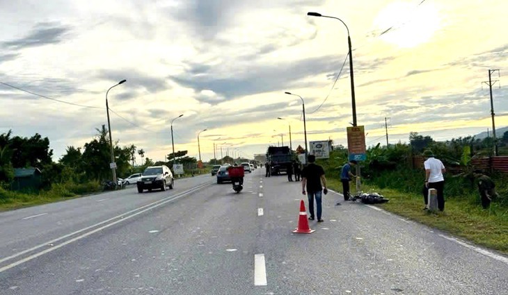 Va chạm giao thông khi chuyển làn đường, tài xế ô tô tải gây tai nạn chết người- Ảnh 1.