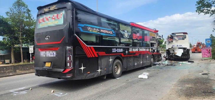 Hai xe khách va chạm trên quốc lộ làm 4 người thương vong- Ảnh 1.