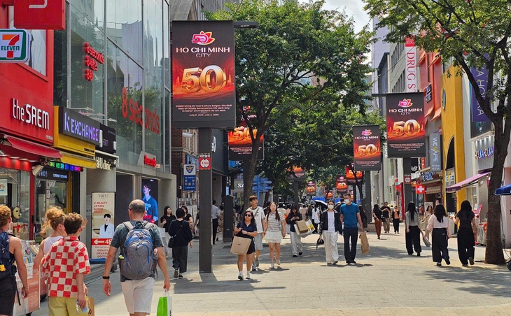 Hình ảnh kỷ niệm 50 năm Thành phố mang tên Bác được trình chiếu tại trung tâm Seoul- Ảnh 1.
