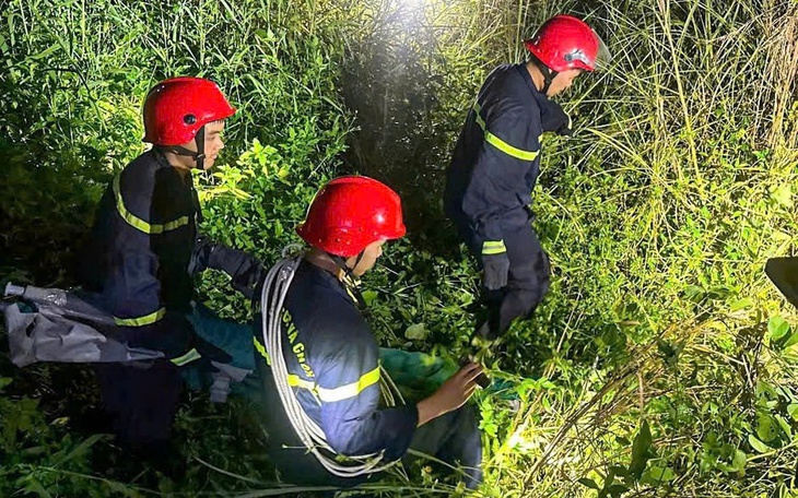 Giấu tiền vào người, ném bài xuống gầm giường nhưng vẫn không thoát - Ảnh 2.