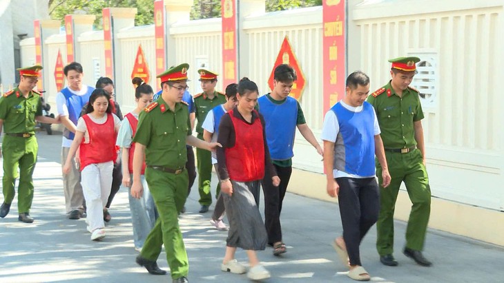 Triệt phá đường dây buôn lậu xuyên quốc gia, thu giữ 1.100 viên kim cương - Ảnh 1.