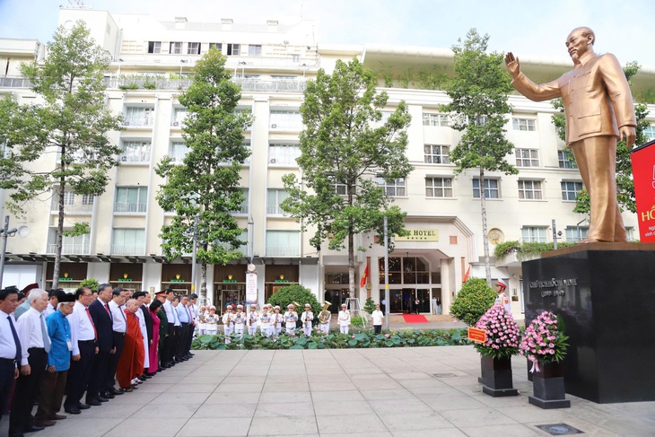 Tổng Bí thư, Chủ tịch nước Tô Lâm dâng hoa tưởng nhớ Chủ tịch Hồ Chí Minh- Ảnh 3.