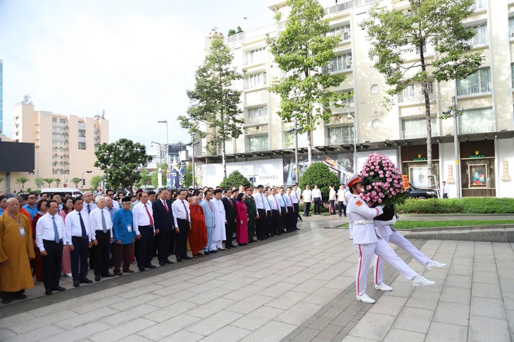 Tổng Bí thư, Chủ tịch nước Tô Lâm dâng hoa tưởng nhớ Chủ tịch Hồ Chí Minh- Ảnh 1.
