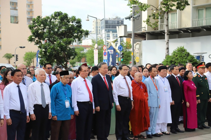 Tổng Bí thư, Chủ tịch nước Tô Lâm dâng hoa tưởng nhớ Chủ tịch Hồ Chí Minh- Ảnh 2.