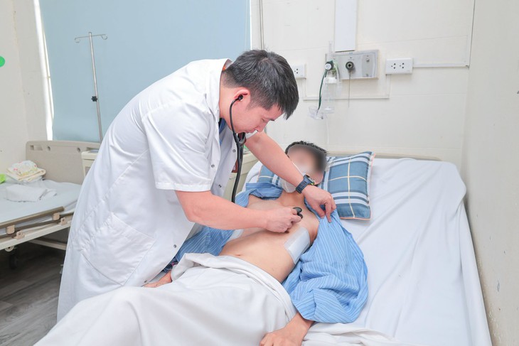 Mẹ nghĩ con 'ngực lõm' do gầy, đến tuổi dậy thì mới phát hiện con bị dị tật chèn ép tim, phổi - Ảnh 1.