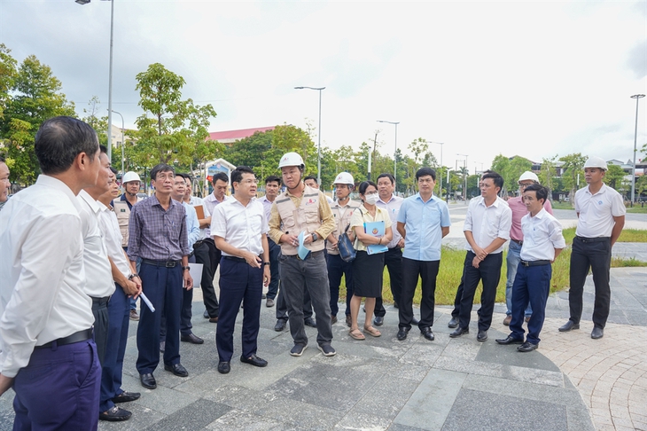 Tiến độ thực tế dự án quảng trường thấp hơn báo cáo, Phó Chủ tịch UBND TP Huế chỉ đạo 'nóng'- Ảnh 1.