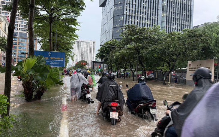 Đêm nay áp thấp nhiệt đới mạnh lên thành bão, gây mưa lớn đến 350mm cho Bắc Bộ - Ảnh 2.
