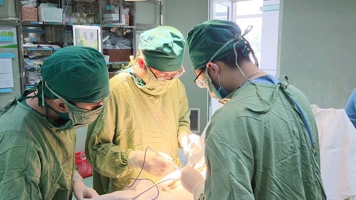 Tưởng rối loạn tiêu hóa, người đàn ông sốc nhiễm khuẩn vì u ác tính thủng ruột - Ảnh 2.