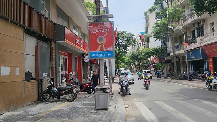 Thùng rác công cộng kết hợp khai thác quảng cáo tại Hà Nội bị bịt kín và treo biển cấm vì ô nhiễm tràn lan- Ảnh 5.