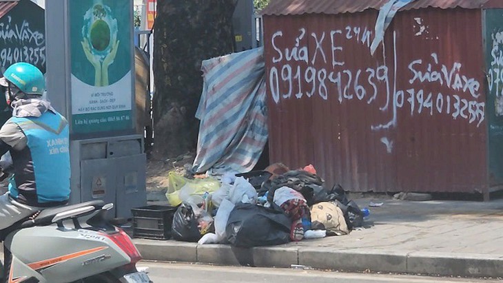 Thùng rác công cộng kết hợp khai thác quảng cáo tại Hà Nội bị bịt kín và treo biển cấm vì ô nhiễm tràn lan- Ảnh 9.