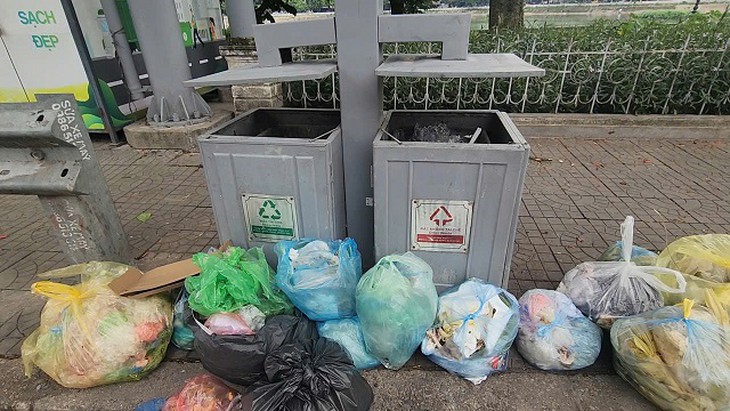 Thùng rác công cộng kết hợp khai thác quảng cáo tại Hà Nội bị bịt kín và treo biển cấm vì ô nhiễm tràn lan- Ảnh 3.