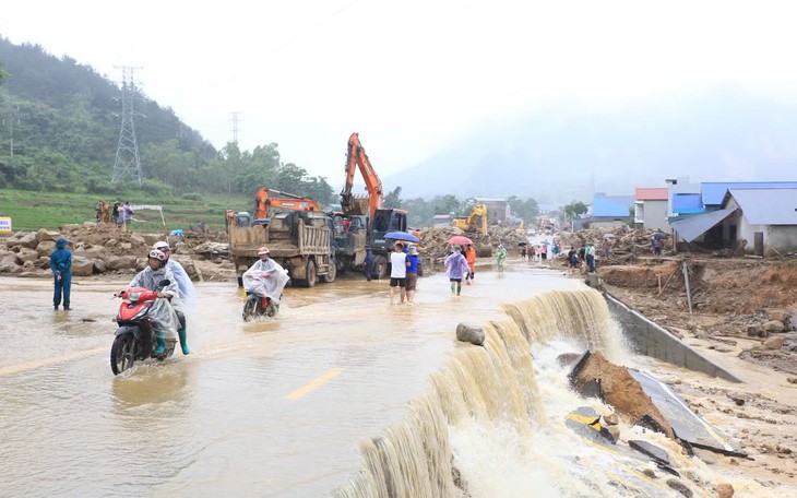 Mưa lớn, dông lốc ảnh hưởng hoạt động bay, hàng không Việt Nam ứng phó thế nào?- Ảnh 1.