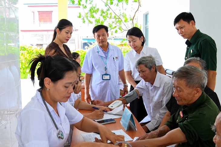 Khám, cấp thuốc miễn phí cho 100 người có công tại Hà Tĩnh - Ảnh 1.