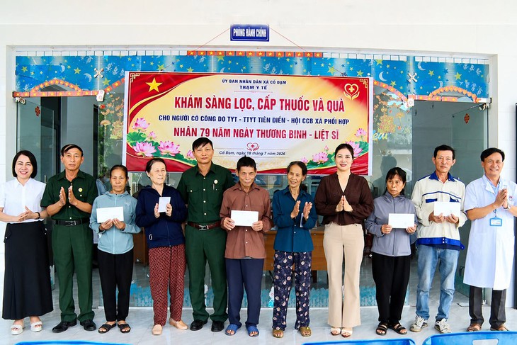 Khám, cấp thuốc miễn phí cho 100 người có công tại Hà Tĩnh - Ảnh 2.