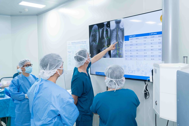 Bác sĩ nói về tương lai của ngoại khoa khi robot phẫu thuật ngày càng hiện diện nhiều trong phòng mổ - Ảnh 1.