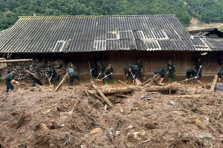 Cảnh sát cơ động hỗ trợ dân dựng nhà sau lũ tại Ngọc chiến , Sơn La - Ảnh 1.