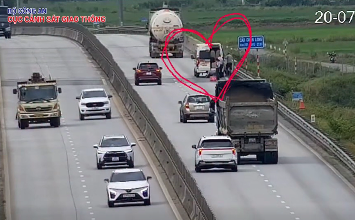 Xử lý tài xế xe 16 chỗ dừng trên cao tốc nhưng không đặt cảnh báo - Ảnh 1.