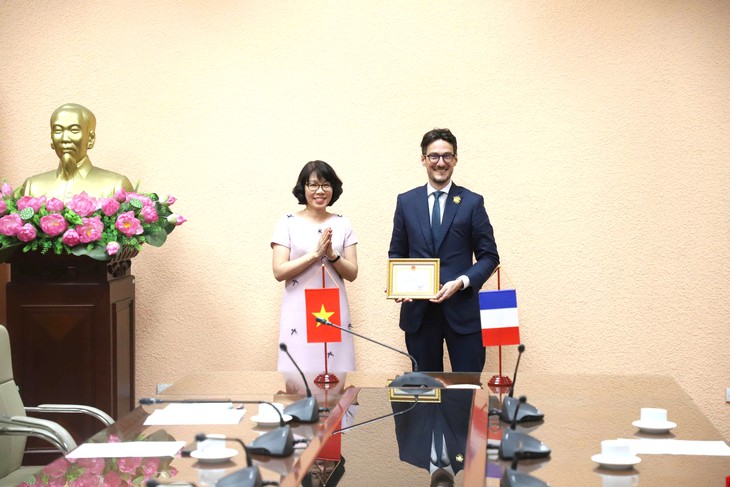 Bộ Y tế trao tặng Kỷ niệm chương 'Vì sức khỏe nhân dân' cho Tùy viên Hợp tác Y tế, Đại sứ quán Cộng hòa Pháp tại Việt Nam- Ảnh 1.