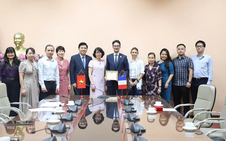 Bộ trưởng Ngoại giao Lê Hoài Trung tiếp Đại sứ Pháp tại Việt Nam chào từ biệt- Ảnh 2.