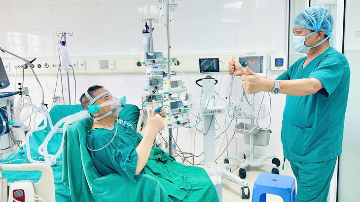 Mang bình oxy đi từ Nam ra Bắc, người đàn ông được hồi sinh từ lá phổi của cô gái 22 tuổi - Ảnh 4.