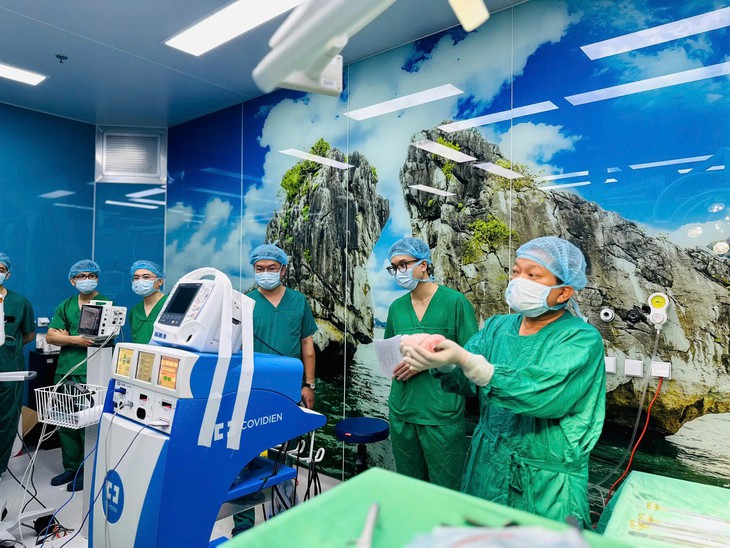 Mang bình oxy đi từ Nam ra Bắc, người đàn ông được hồi sinh từ lá phổi của cô gái 22 tuổi - Ảnh 1.