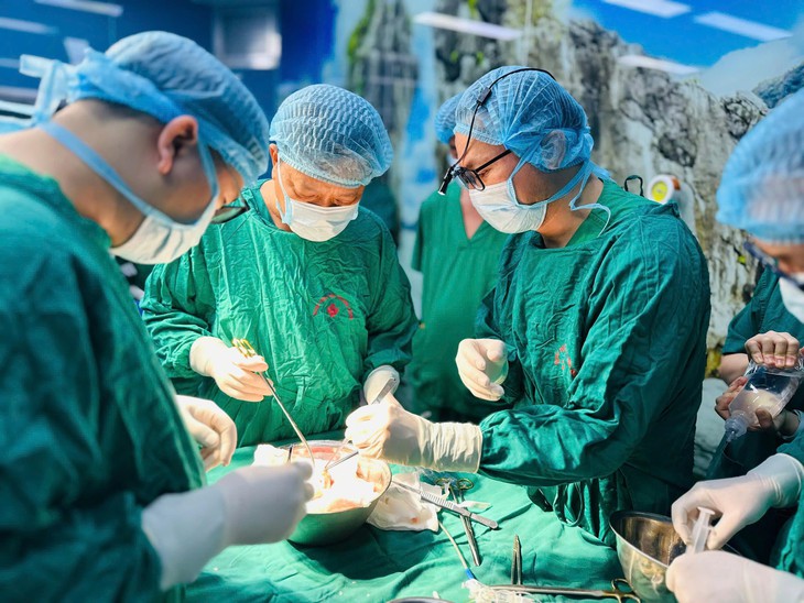 Mang bình oxy đi từ Nam ra Bắc, người đàn ông được hồi sinh từ lá phổi của cô gái 22 tuổi - Ảnh 2.