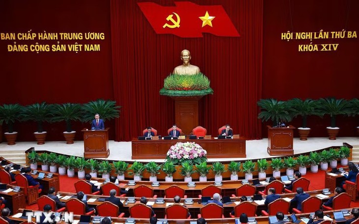 Thông cáo báo chí về ngày làm việc thứ nhất Hội nghị Trung ương 3 khóa XIV - Ảnh 2.
