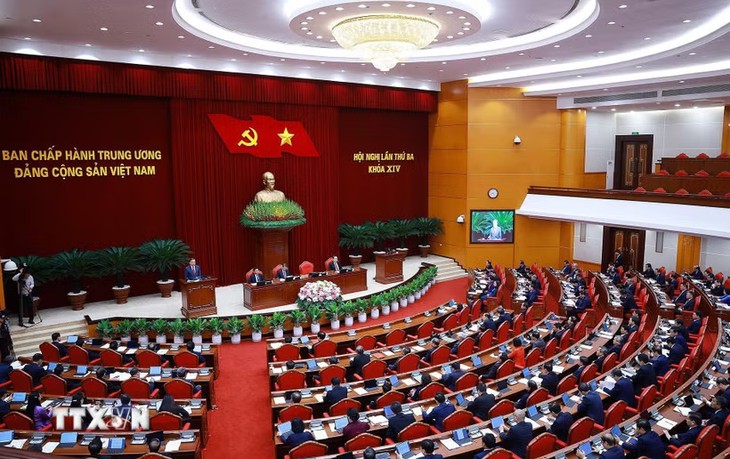 Thông cáo báo chí về ngày làm việc thứ nhất Hội nghị Trung ương 3 khóa XIV - Ảnh 1.
