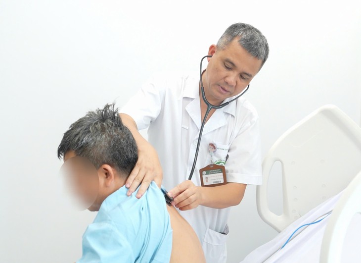 Được cứu sống sau vụ ngạt khí tại trang trại nuôi lợn, các nạn nhân xúc động cảm ơn bác sĩ Bệnh viện Bạch Mai cơ sở Ninh Bình- Ảnh 1.