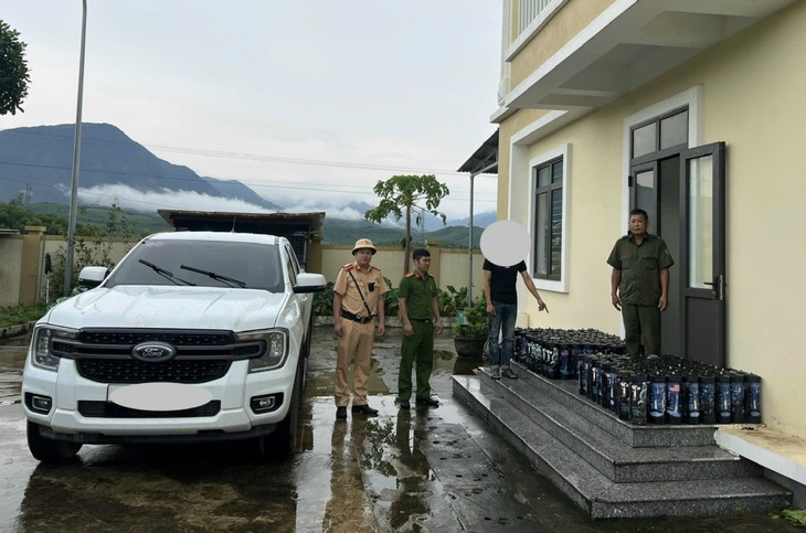 Phát hiện xe vận chuyển 148 bình khí cười trái phép tại Quảng Ninh - Ảnh 1.