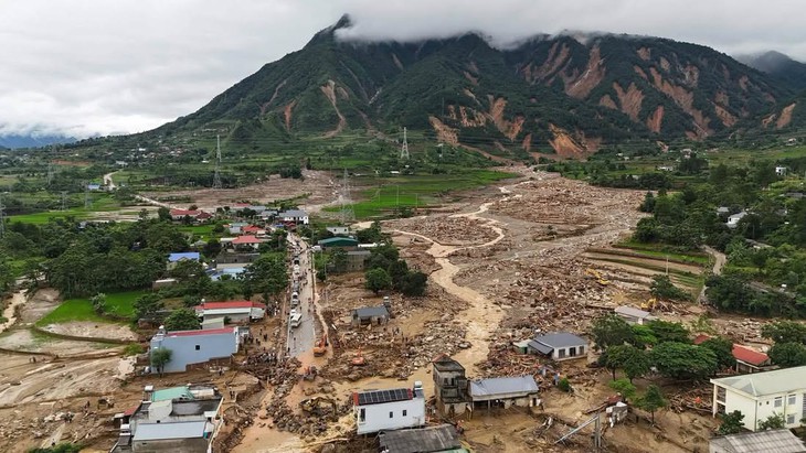 Những việc không nên làm để an toàn khi có sạt lở đất - Ảnh 1.