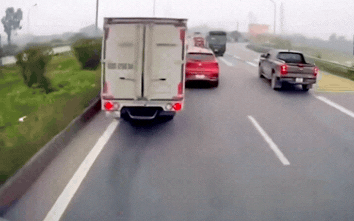 Cục CSGT chỉ ra những thói quen khi lái xe tưởng đơn giản nhưng dễ gây tai nạn- Ảnh 2.